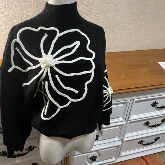 Chic Black Sweater with White Floral Design small - Picture 4 of 7